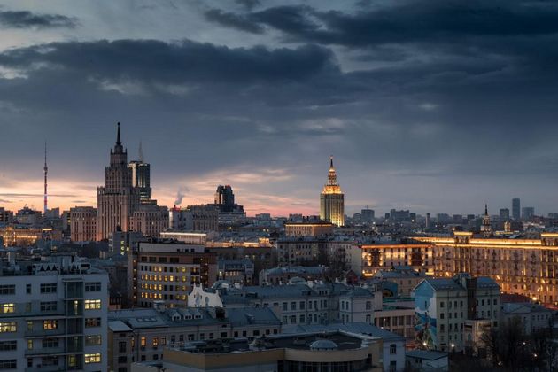Панорамный вид на вечернюю Москву с высотными зданиями